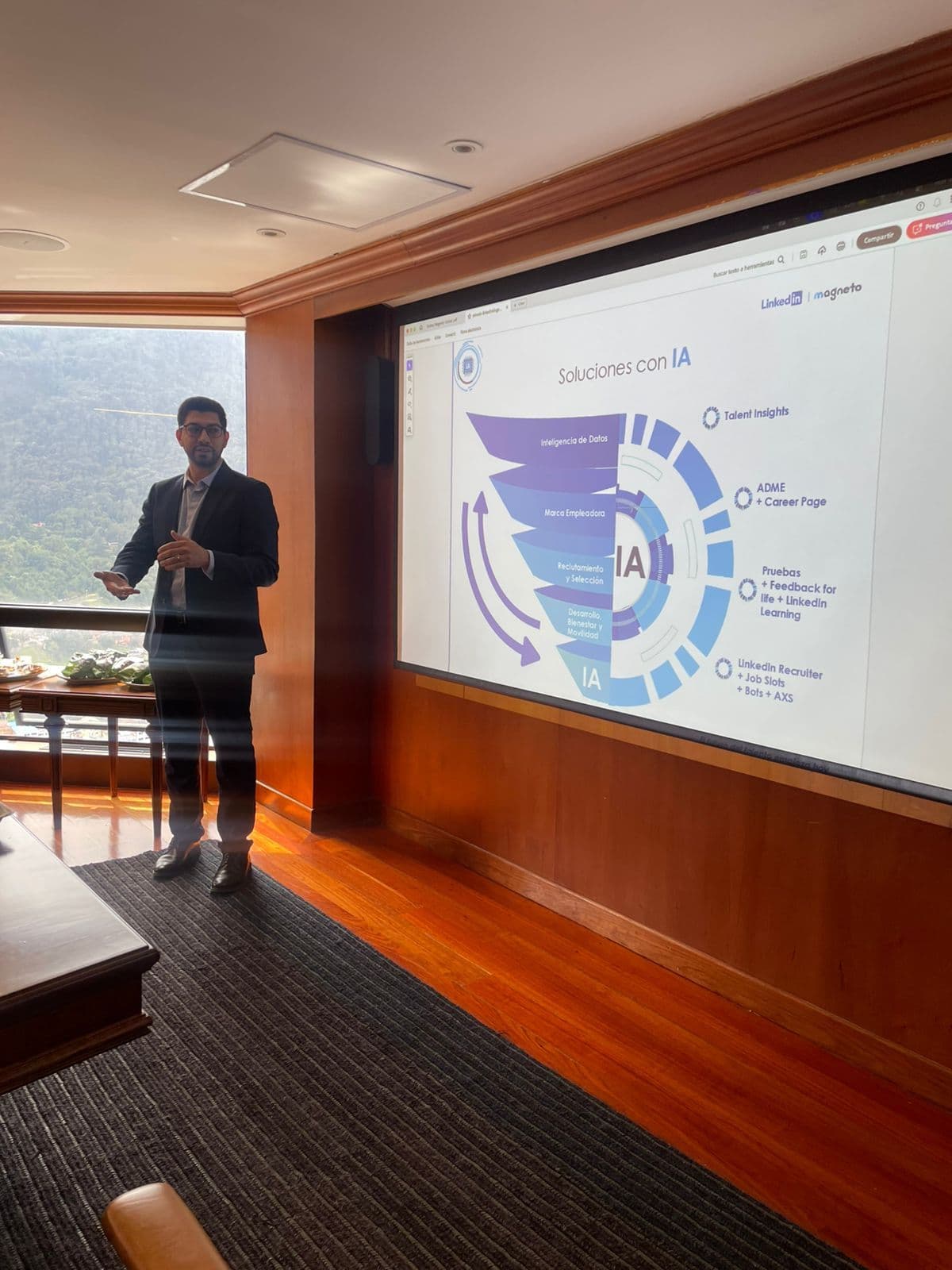 Nizzhar presentando soluciones con IA y LinkedIn