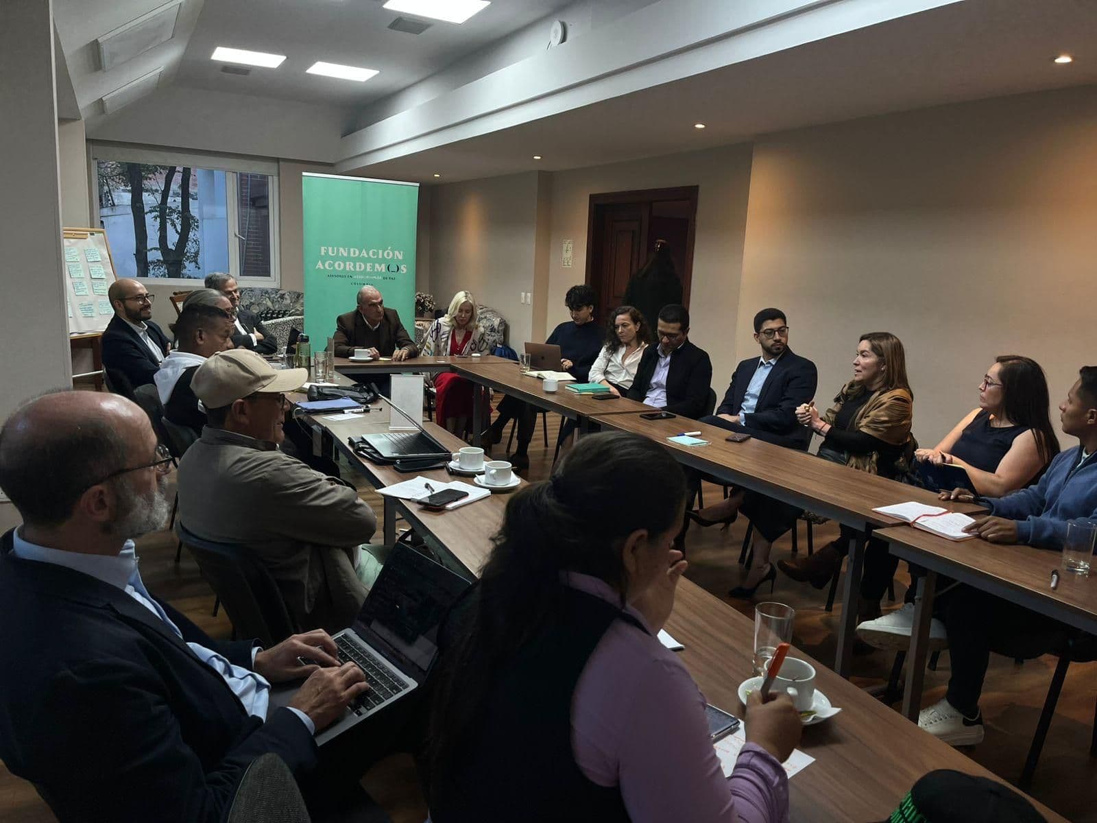 Mesa de trabajo con líderes